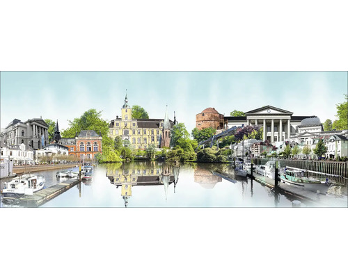 Panorama von Oldenburg mit Gebäuden, Wasser und Booten.