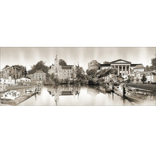 Panoramaansicht von Gebäuden entlang eines Flusses