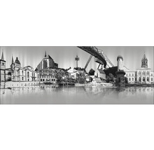 Panorama en noir et blanc de la ligne d''horizon de Wuppertal avec un monorail suspendu, des bâtiments et de l''eau