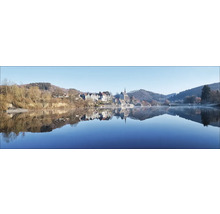 Photo panoramique d''un paysage lacustre paisible avec reflet de l''architecture et des arbres environnants
