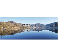 Prise de vue panoramique d''un lac avec un village et des forêts en arrière-plan
