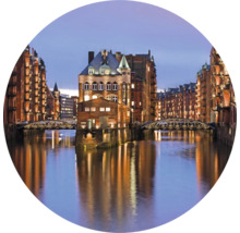 Vue sur la Speicherstadt de Hambourg avec ses voies navigables et ses entrepôts illuminés