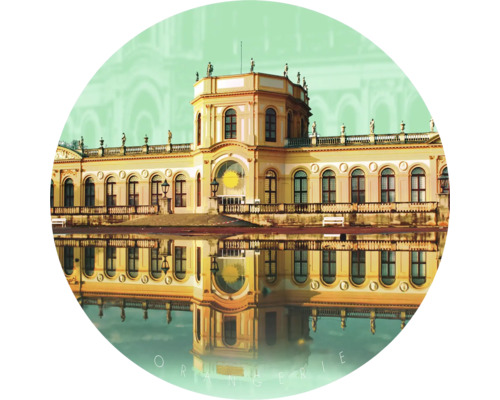 Vue du bâtiment de l''orangerie avec reflet dans l''eau