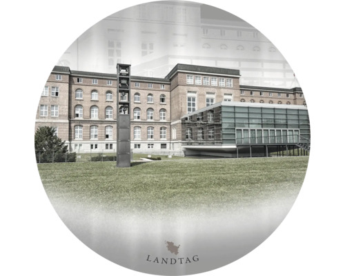 Landtagsgebäude mit Rasenfläche und moderner Architektur