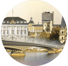 Vue de Coblence avec bâtiments, pont et eau