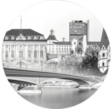 Photo en noir et blanc d''une vue urbaine avec pont et bâtiments