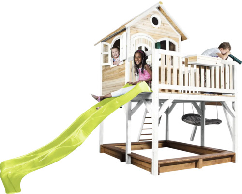 Holzspielhaus mit Rutsche, Sandkasten, Schaukel und Kindern