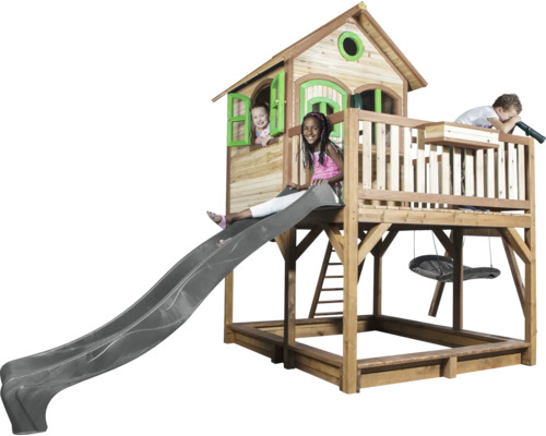 Spielhaus aus Holz mit Rutsche, Sandkasten und Kindern