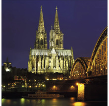 Nachtsicht des Kölner Doms mit Brücke