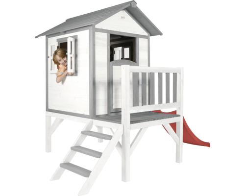 Cabane de jeu en bois avec toboggan et escalier dans le jardin