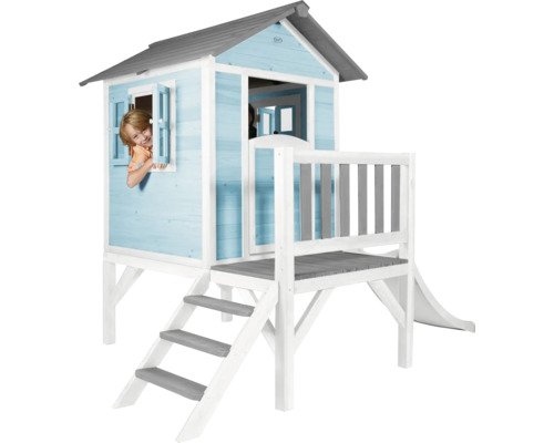 Maisonnette en bois avec toboggan, escalier et terrasse dans le jardin