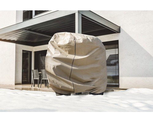 Abgedeckter Gartengrill im Wintergarten mit Schnee