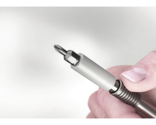 Main tenant un tournevis avec embout