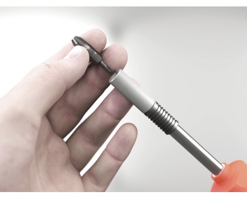 Main insérant un embout de vissage dans un porte-embout