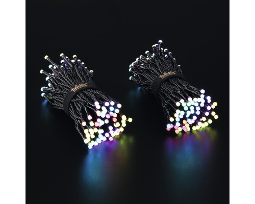 Deux faisceaux de guirlandes lumineuses avec de nombreuses petites lumières colorées