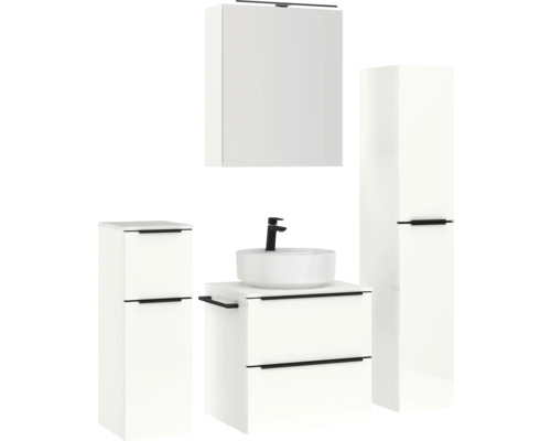 Badezimmer mit Waschtisch, Waschbecken, Spiegelschrank und Hochschrank