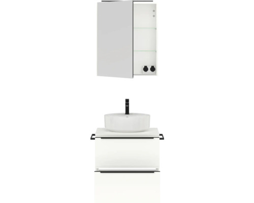 Badezimmer mit Waschbecken, Unterschrank und Spiegelschrank