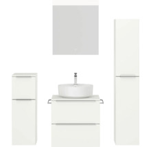 Badezimmer mit Waschtisch, Waschbecken, Spiegelschrank und Hochschrank