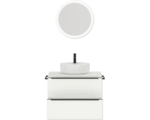 Badezimmer Szene mit Waschbecken, Unterschrank und beleuchtetem Spiegel