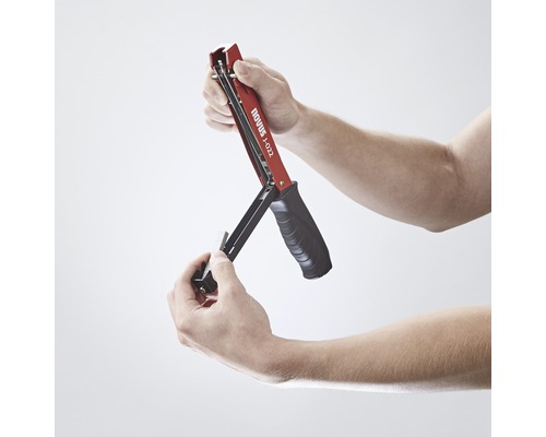 Novus J-022 Handtacker in Verwendung