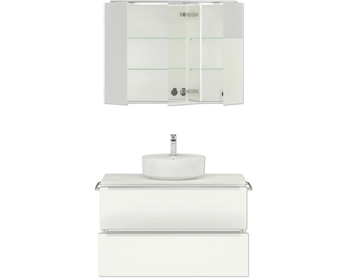 Weißer Waschtischunterschrank mit Aufsatzwaschbecken und Spiegelschrank mit offenen Türen.