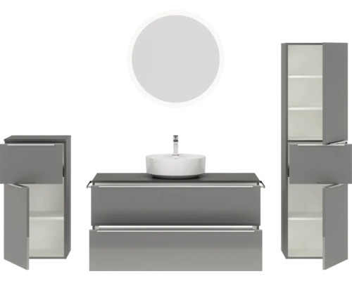 Badezimmer mit Waschtisch, Spiegel und Schränken