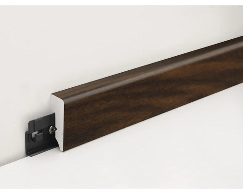 Plinthe en bois avec clip de fixation sur un mur