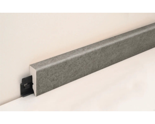 Sockelleiste aus Kunststoff mit Befestigungsclip zur Wandmontage