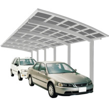 Deux voitures sous un abri de voiture