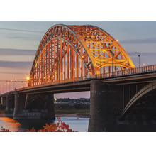 Beleuchtete Bogenbrücke bei Dämmerung