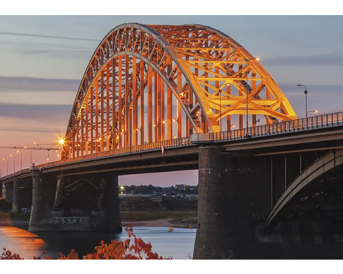 Pont en arc illuminé au crépuscule