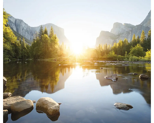 Paysage avec rivière, rochers et montagnes en pleine lumière du soleil