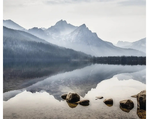 Paysage avec lac et montagnes en arrière-plan