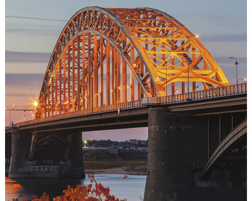 Pont en arc illuminé au crépuscule
