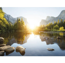 Paysage avec rivière, arbres et montagnes au soleil