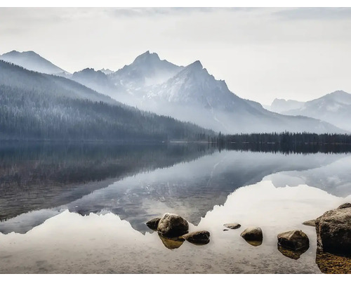 Paysage de montagne avec lac et reflet