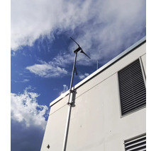 Windrad auf einem Gebäude mit blauem Himmel