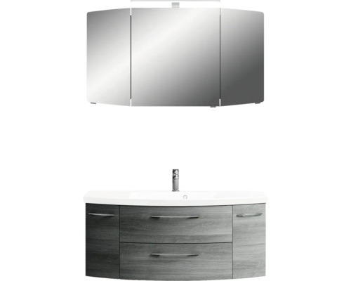 Badezimmer mit Spiegelschrank und Waschbeckenunterschrank