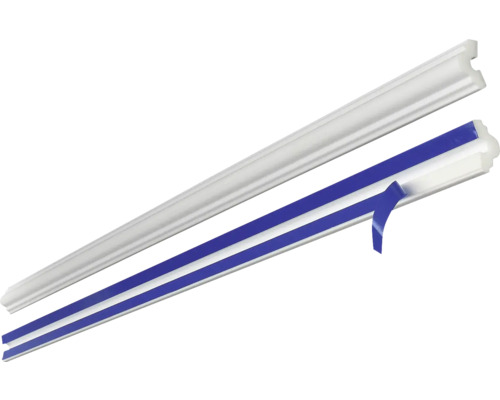 Deux moulures décoratives blanches, dont une avec des bandes adhésives.