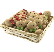 Panier rempli de peluches bonhommes en pain d''épices avec des nœuds