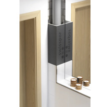 Intérieur avec habillage de tuyau et étagère
