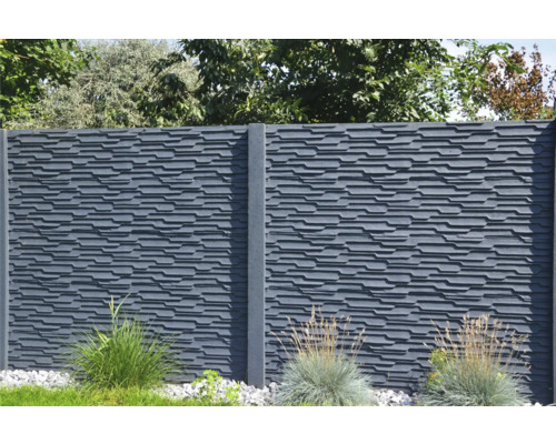 Élément de clôture en béton structuré avec poteaux de clôture dans le jardin