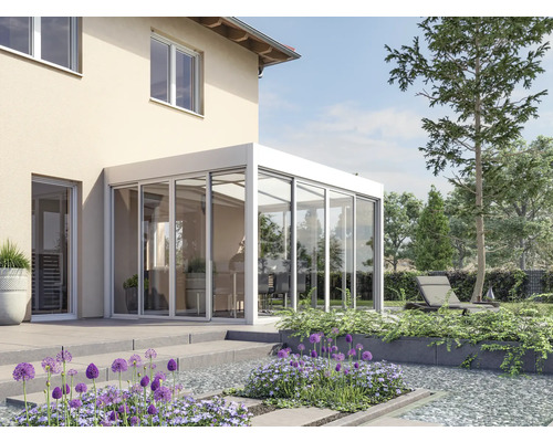 Vue extérieure d''une véranda moderne avec des murs en verre et un jardin fleuri