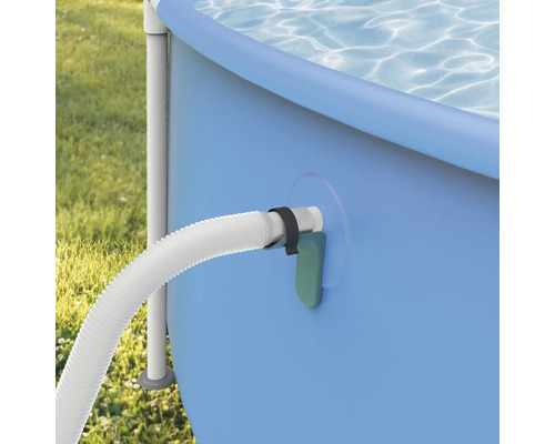 Vue détaillée d''un tuyau de piscine sur une piscine