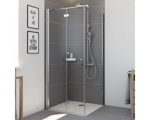 Douche avec receveur et robinetterie dans une salle de bain moderne