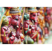 Gros plan de statues de Ganesh en bois
