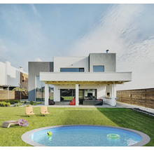 Maison moderne avec piscine, meubles de jardin et pelouse soignée
