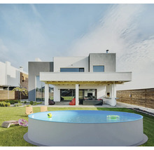 Piscine hors sol ronde dans le jardin d''une maison moderne