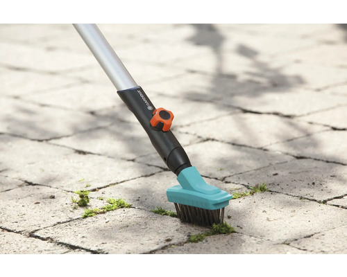 Brosse à joints pour le nettoyage des pavés avec le logo Gardena