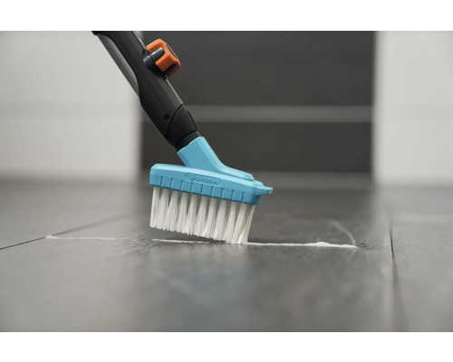 Brosse à joints en utilisation sur des carreaux